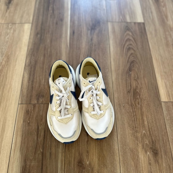 Nike womens phoenix waffle Sneakers size 10.5 - Picture 2 of 7